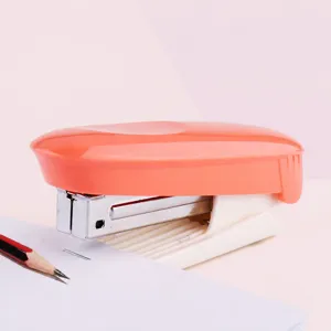 Compacte mini bureaunietmachine voor kantoor en school, betrouwbaar hulpmiddel voor papier.