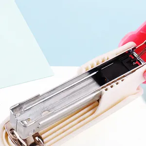 Kleine bureaunietmachine met volmetaal binnenmechanisme in roze en wit voor school en kantoor.