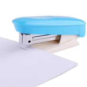 Compacte mini-nietmachine met blauwe bovenkant en witte basis voor kantoor en school.