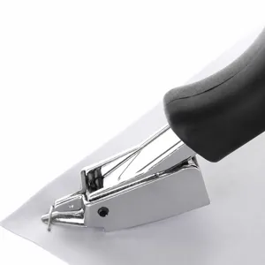 Handige nietjeverwijderaar met ergonomische greep en hefboom voor snel ontnieten.