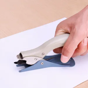 Extracteur d'agrafes robuste, arrache-agrafe ergonomique à main pour documents de bureau.