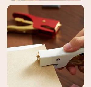 Mini agrafeuse portable vue de détail, outil de papeterie rétro à main pour l'école et le bureau.