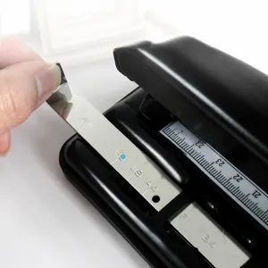 Verstelbare 4-gats kantoor perforator met metalen positioneerliniaal voor losbladig.