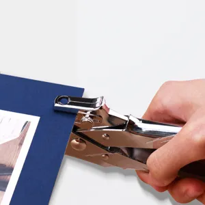 Stevige metalen perforator, ergonomisch ontwerp, perforeert eenvoudig tot 30 vel A4 papier.