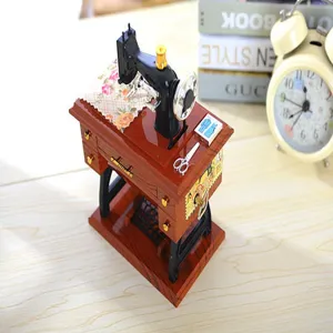 Vintage mini sewing machine music box, exquisite retro home decor and creative birthday gift for students.