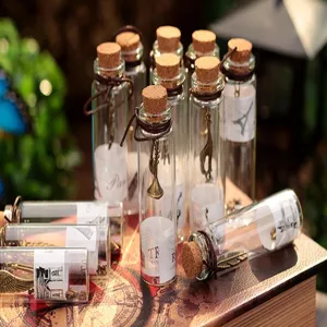 Bouteilles de souhait en verre vintage avec bouchons en liège et rouleaux de papier.
