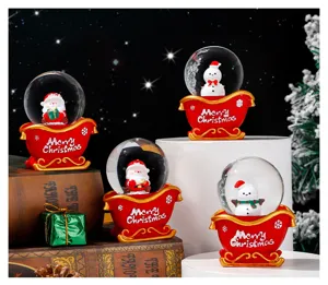 Weihnachtsschneekugel Detail mit Weihnachtsmann und Schneemann im Schlitten für festliche Deko.