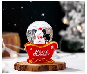 Weihnachtliche Schneekugel mit Schneemann Dekoration und warmem Licht für Heimdeko.