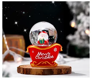 Weihnachtsschneekugel Dekoration mit Weihnachtsmann Figur und Schlitten Basis für Feiertage.