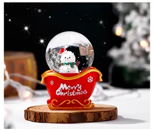Weihnachtsschneekugel Dekoration mit niedlichem Schneemann im Schlitten, festlich.