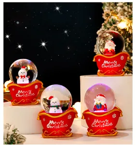 Weihnachtsschneekugeln Dekoration mit Weihnachtsmann Schneemann roter Schlitten festliches Licht