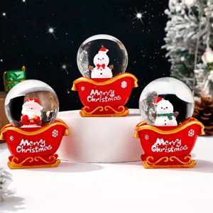 Weihnachtskugel Deko mit Weihnachtsmann und Schneemann Figur, festliche Tischdekoration.