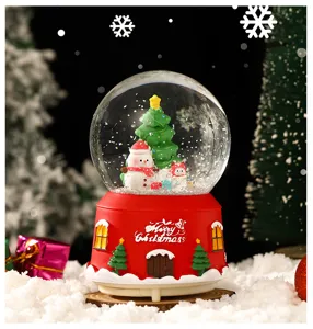 Detailansicht der Weihnachts-Schneekugel mit leuchtendem Schneemann und festlicher Deko.