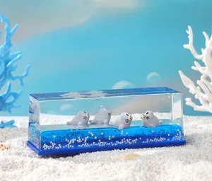 Gros plan d'un jouet liquide rectangle avec de jolies phoques et des paillettes.