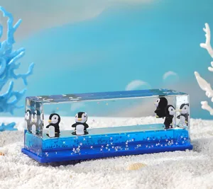 Détail de jouet de mouvement de liquide de pingouin, ornement de bureau apaisant.