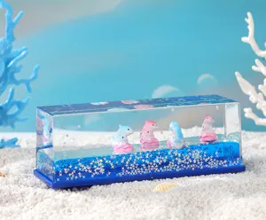 Vue détaillée de l'adorable presse-papier à liquide dauphin mignon avec paillettes étoiles.