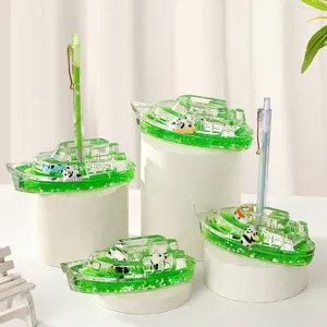 Nahaufnahme des süßen Panda Flüssigöl Timer Schiff Ornaments für den Schreibtisch.