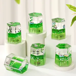Detailaufnahme des grünen Panda Öl-Sanduhr Spielzeugs als Schreibtisch-Dekoration.