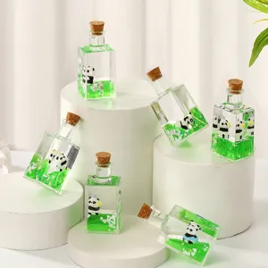 Detailansicht des niedlichen Mini-Panda-Flüssigkeitsflaschenornaments mit grünem Glitzer.