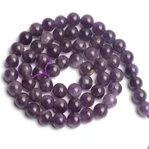 Gros plan détail de fil de perles rondes en cristal de pierre précieuse violette pour DIY.
