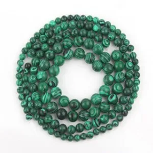Vue détaillée de perles rondes en malachite verte naturelle pour la fabrication de bijoux.