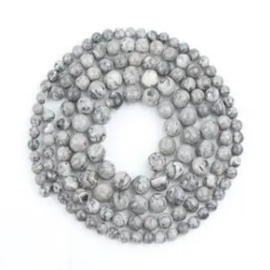 Detail de fil de perles rondes en agate grise weathering pour creation de bijoux DIY.