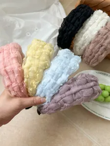 Primer plano de diademas de malla trenzada de colores mostrando la textura tejida.