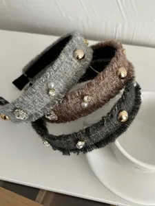 Detailansicht von Tweed-Strickstirnbändern mit Strasssteinen, Perlen und Nieten.