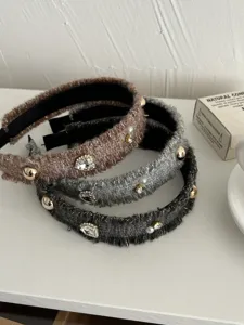 Detailaufnahme von drei Tweed-Stirnbändern mit schimmernden Kristallen und Perlen