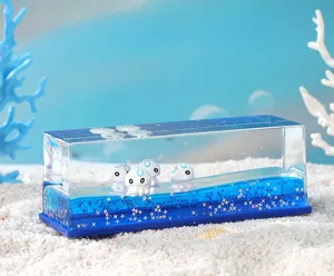 Gros plan détaillé d'un jouet à bulle de mouvement liquide bleu avec des figures.
