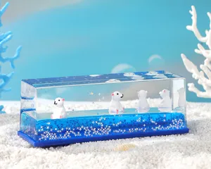 Gros plan détaillé du jouet à mouvement liquide rectangulaire avec ours polaire et paillettes.