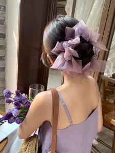 Vue détaillée d'un grand chouchou en organza violet avec des accents de strass brillants