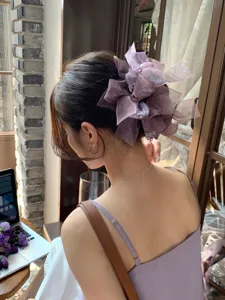 Vue rapprochée d'un chouchou géant en organza violet avec des strass étincelants