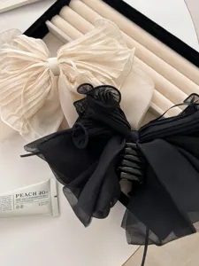 Detailansicht eleganter französischer Haarklammern mit Schleife aus Netzstoff