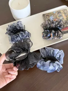 Détail de pinces à cheveux élégantes en tulle plissé français aux motifs variés