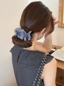 Élégante pince à cheveux en tulle violette de style français pour un chignon chic pour femme