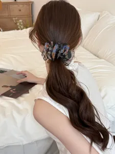 Pince à cheveux fleurie en mesh de style français pour une coiffure élégante