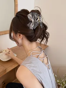Pinza elegante de tamaño mediano con lazo de malla en un peinado recogido chic