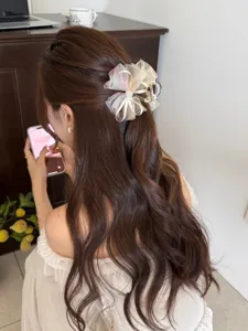 Elegante pinza de pelo de tul con flores blancas en pelo largo castaño ondulado