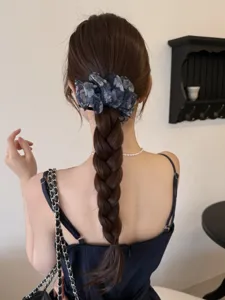 Pince à cheveux chouchou en maille fleurie plissée style français sur longue tresse