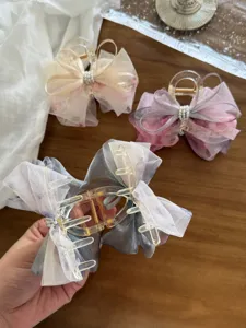 Detalle de pinza para el pelo con lazo de tul floral y perla central