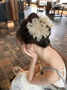 Gedetailleerd overzicht van een elegante haarklem met strik van mesh in het haar