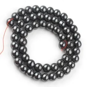 Brin de perles rondes en pierre noire pour fabrication de bijoux DIY, surface lisse et polie.