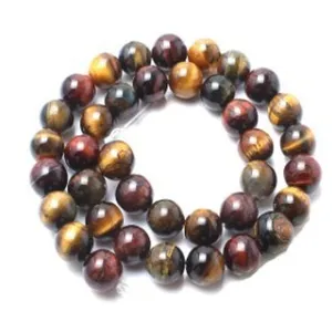 Gros plan détaillé de perles rondes en pierre précieuse multicolore pour vos bijoux.
