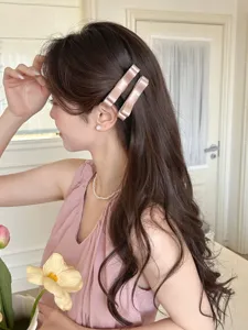 Elegante Haarspangen mit rosa Satinschleife im koreanischen Stil an einem asiatischen Model