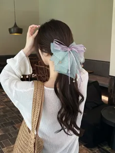 Pinza para el pelo con lazo de lunares verdes con cintas moradas y colgantes chic