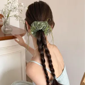 Elegante groene organza haarelastiek met lange linten voor sprookjesachtige kapsels