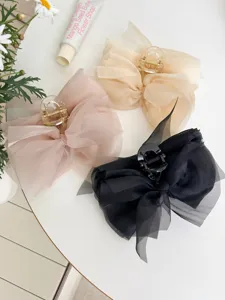 Set van oversized mesh strik haarklemmen in elegante roze, beige en zwarte kleuren
