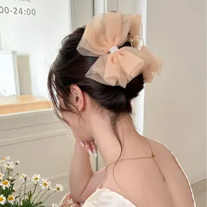 Pince à cheveux élégante en résille pêche avec nœud et perles pour chignon de femme