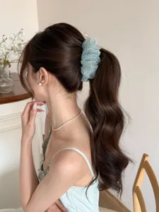 Détail de l'élégante pince à cheveux banane bouffante en tulle à pois vert clair pour queue.
